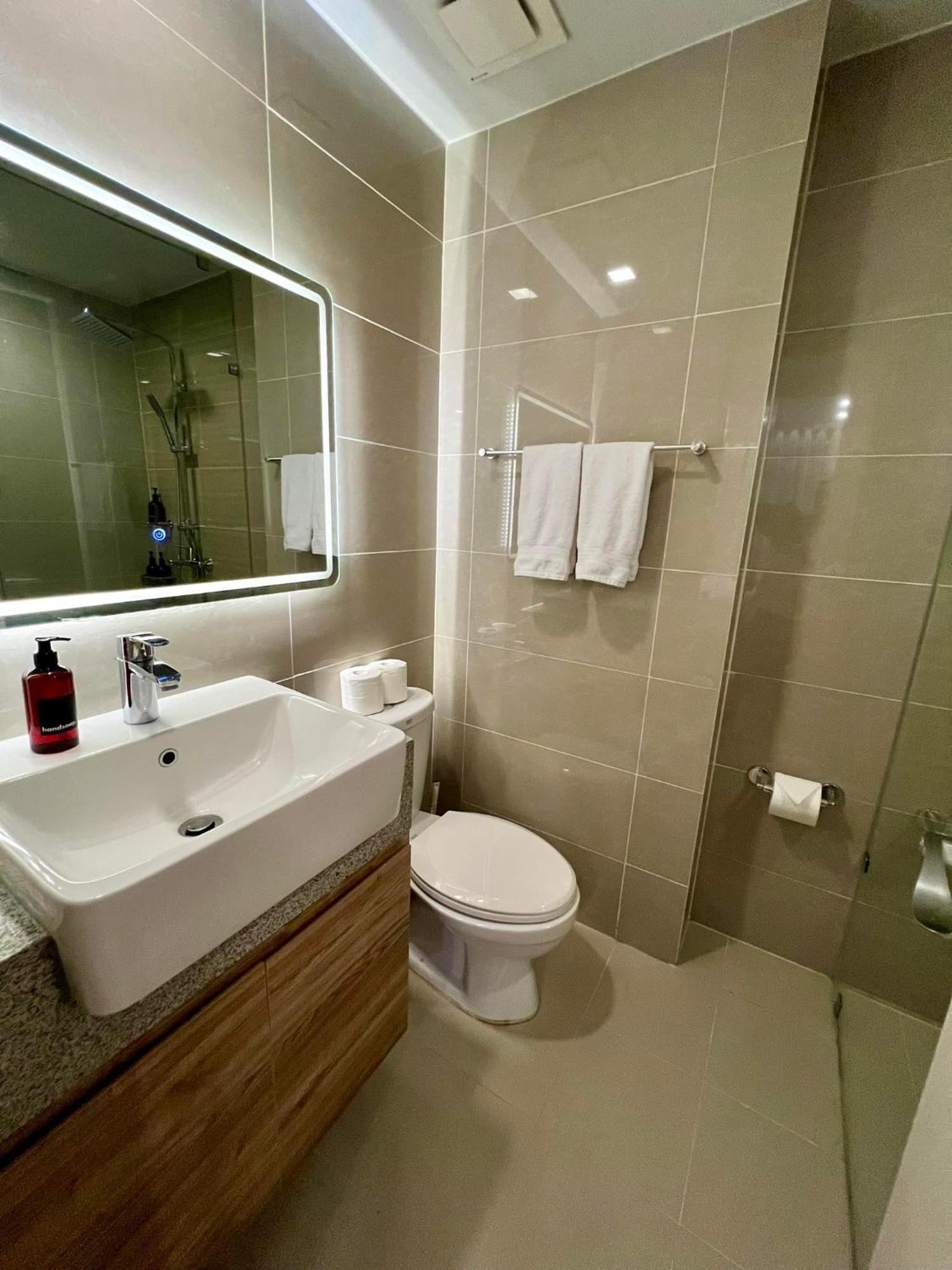 Hotel Vibe Condo At Uptown Parksuites Bgc Taguig Kültér fotó